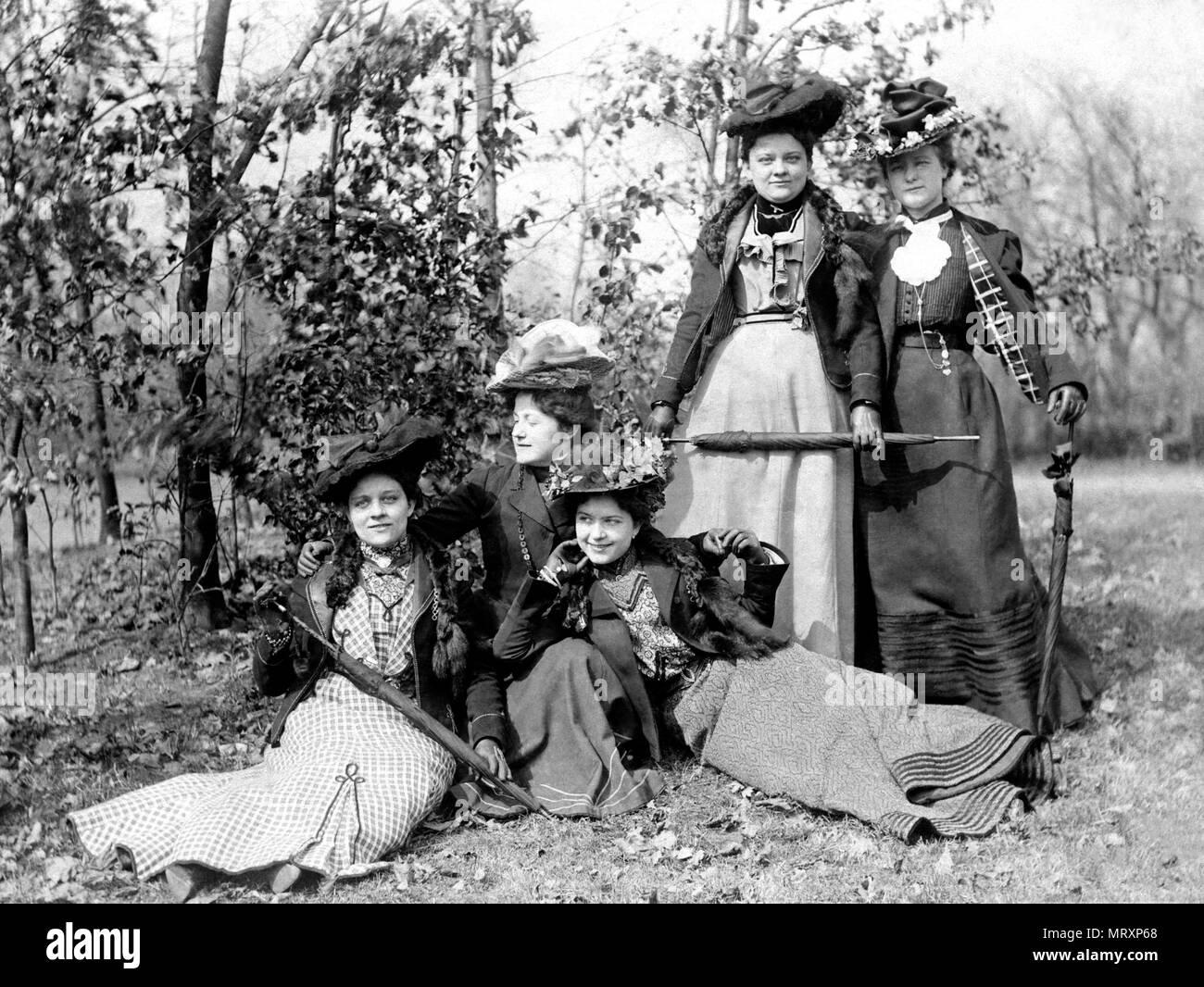 Mode, fünf Frauen in phantastische Kostüme, Hüte und Schirme auf einer Reise, 1910 s, Deutschland Stockfoto