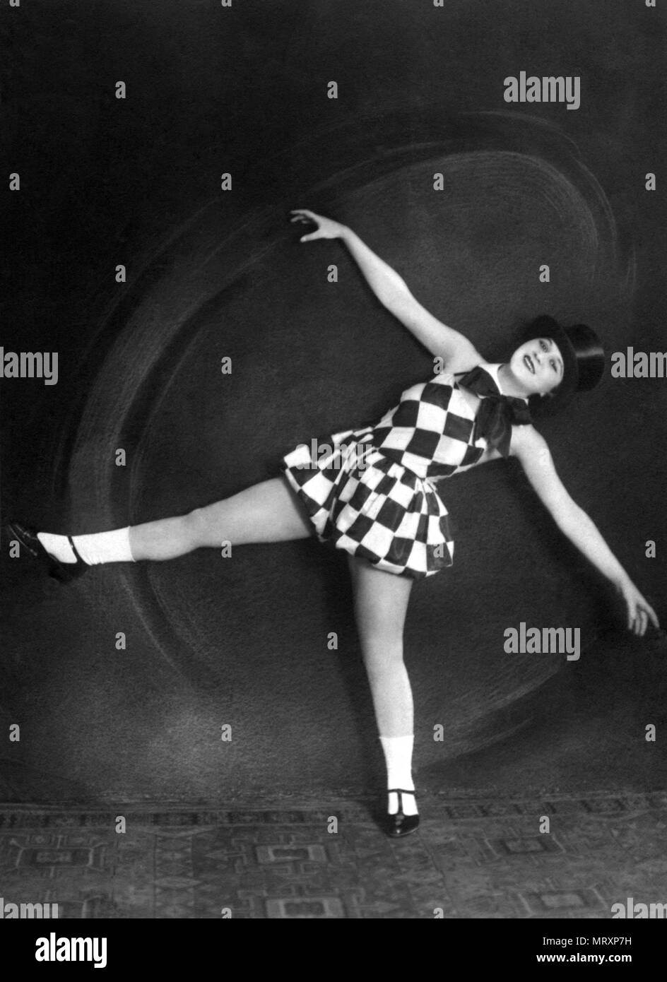 Akrobatik, Frau mit karierten kleid und hut auf ein Bein, 1920er Jahre, Deutschland Stockfoto