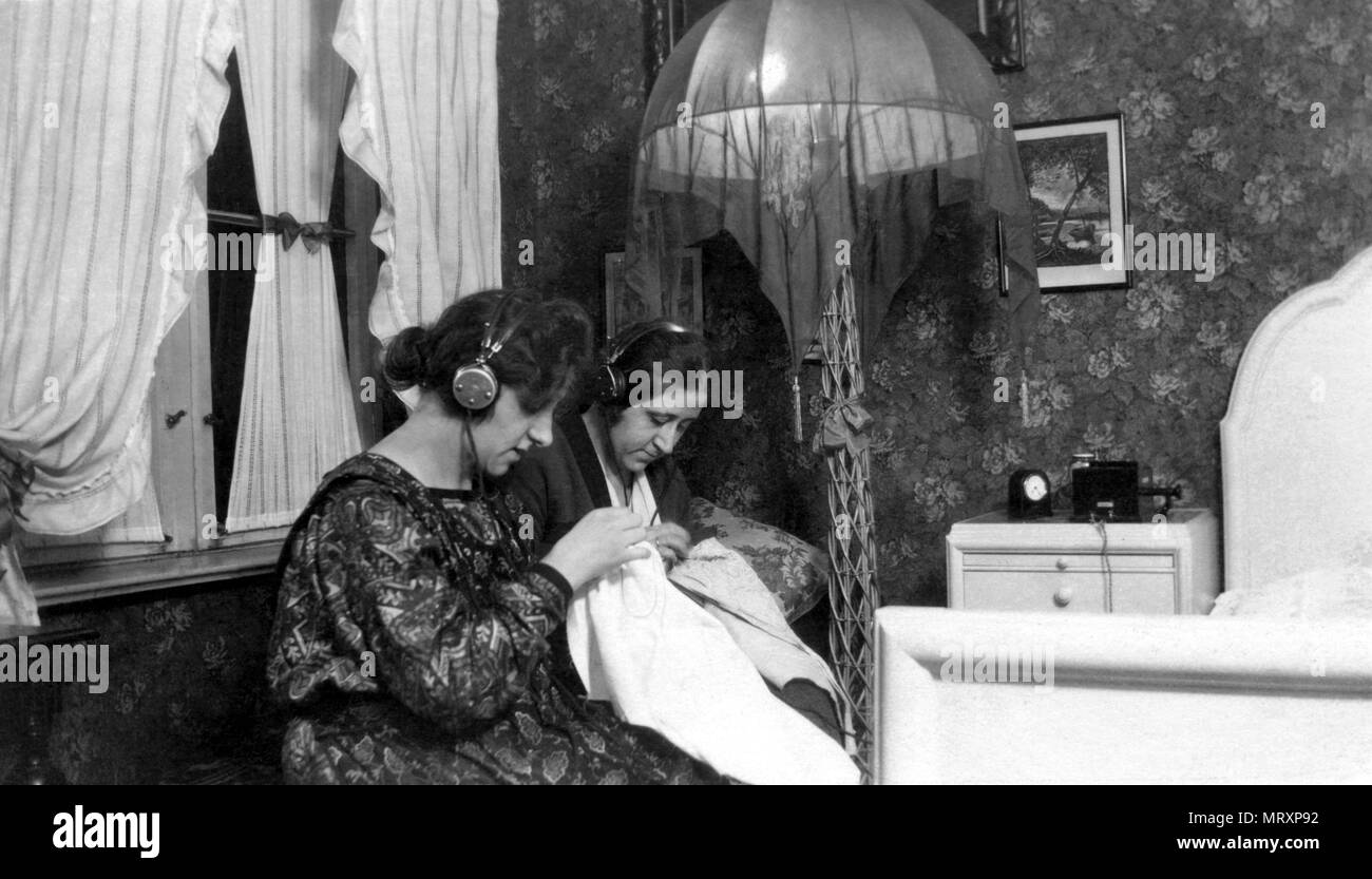 Zwei Frauen hören Radio mit Kopfhörern, Stitching, 1930er Jahre, Deutschland Stockfoto