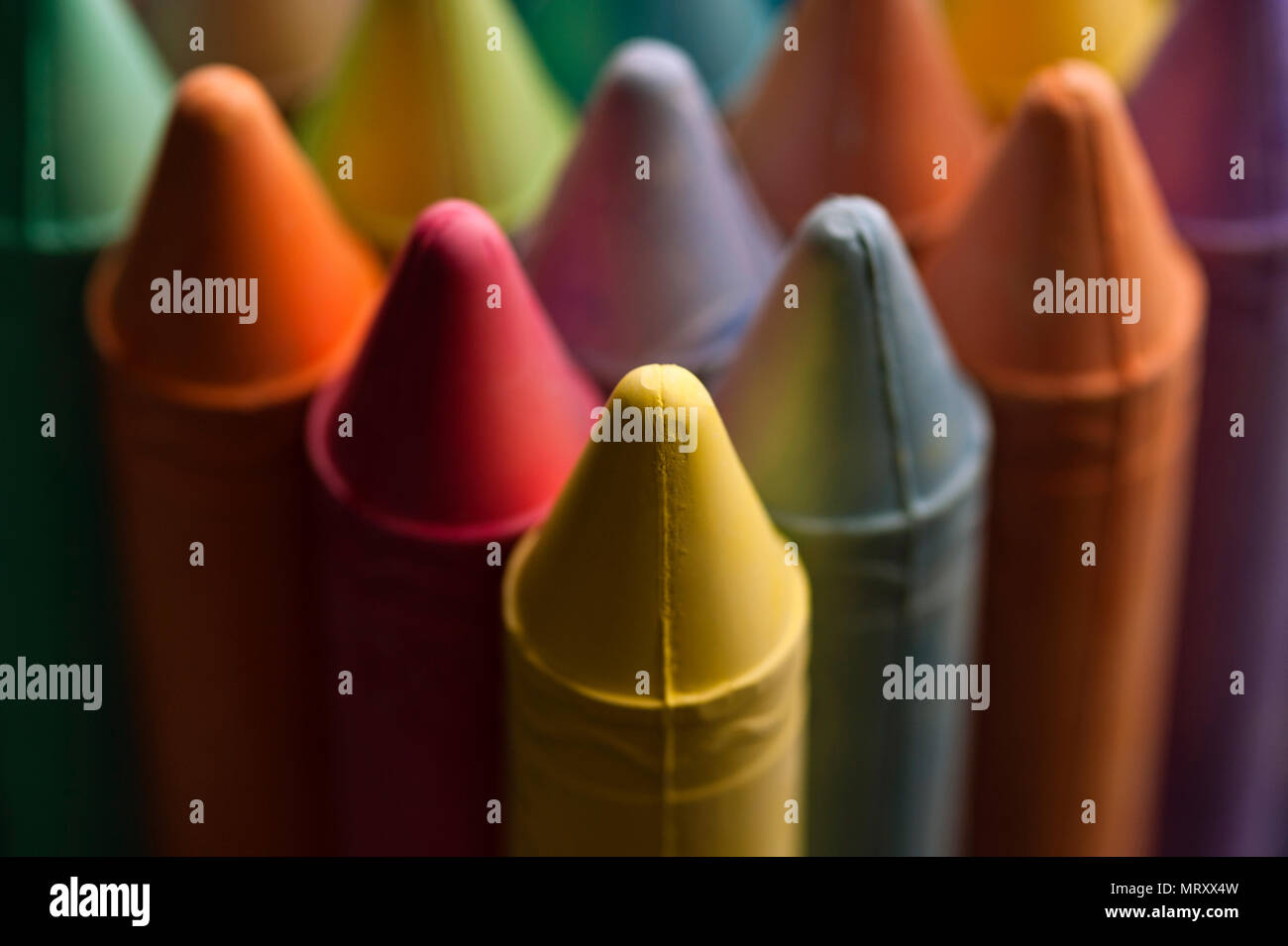 Mehrfarbige farbige Kreide in Reihen interessante Farbmuster. Stockfoto