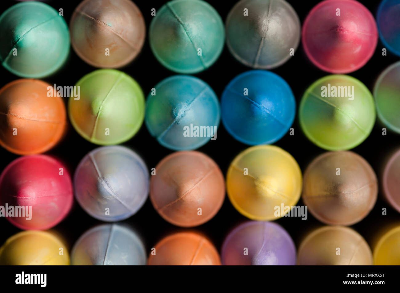 Mehrfarbige farbige Kreide in Reihen interessante Farbmuster. Stockfoto
