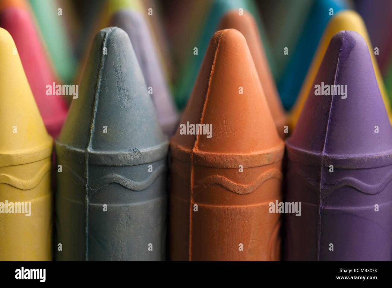 Mehrfarbige farbige Kreide in Reihen interessante Farbmuster. Stockfoto
