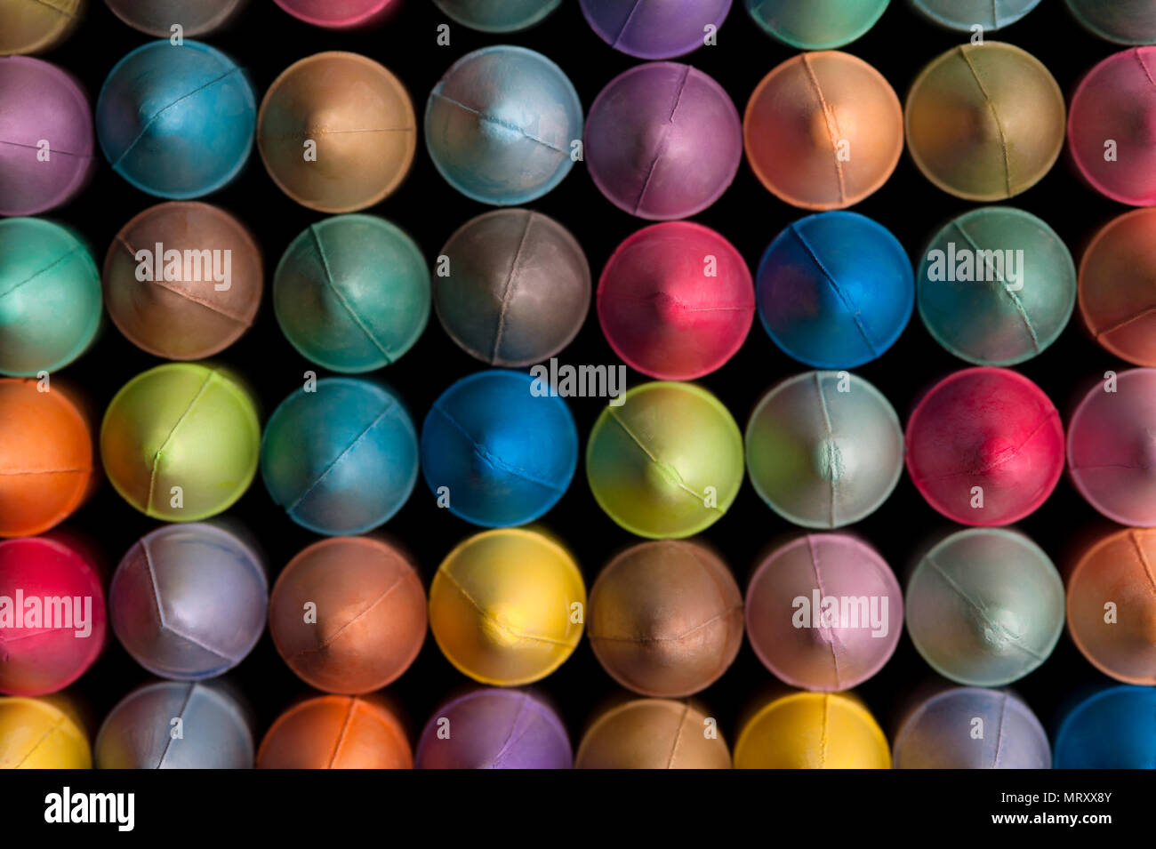 Mehrfarbige farbige Kreide in Reihen interessante Farbmuster. Stockfoto
