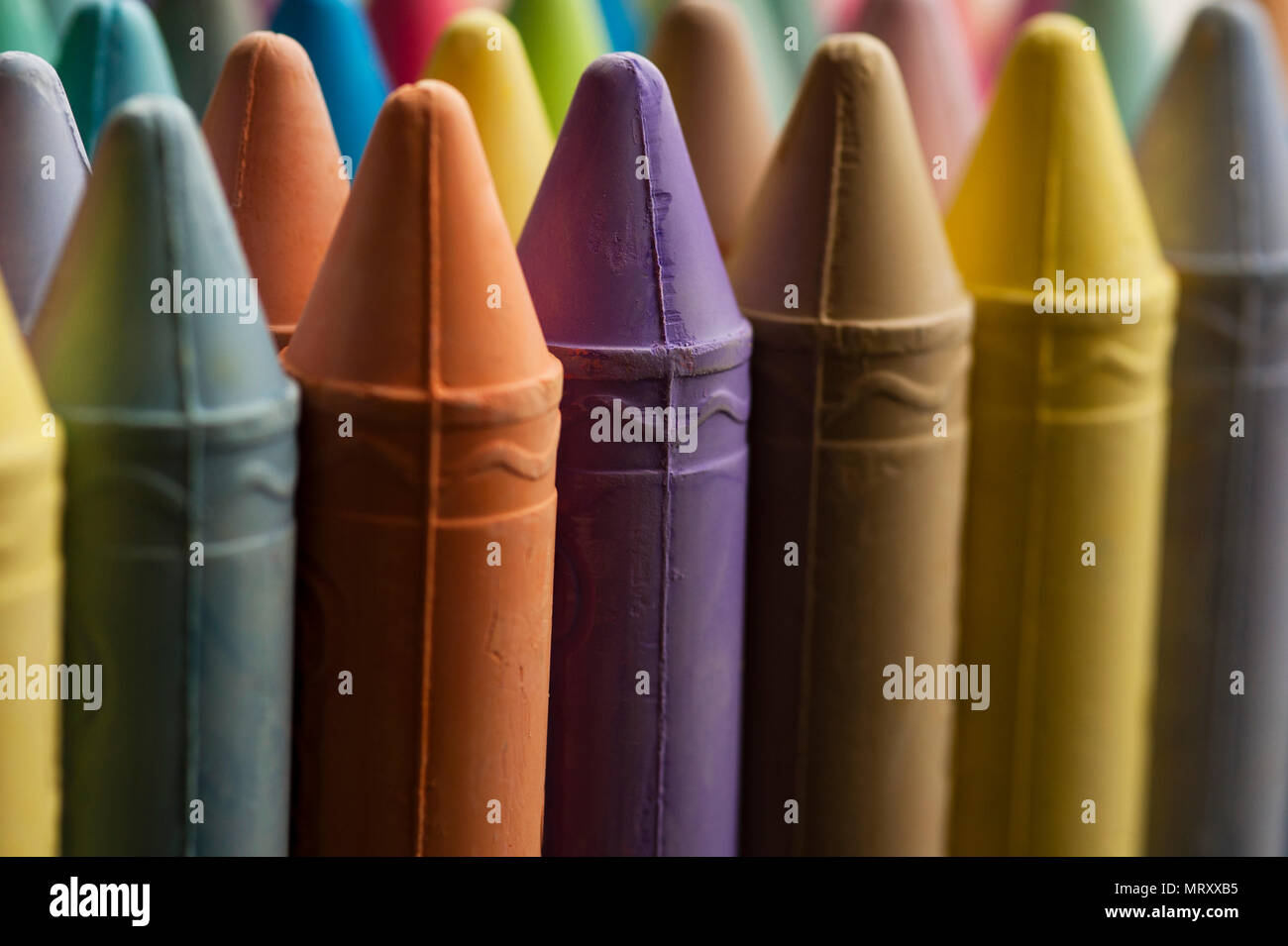 Mehrfarbige farbige Kreide in Reihen interessante Farbmuster. Stockfoto