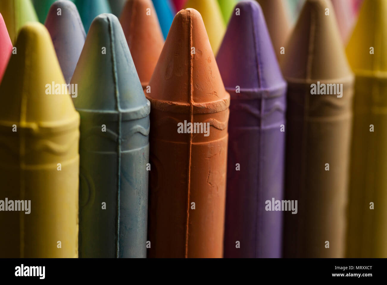 Mehrfarbige farbige Kreide in Reihen interessante Farbmuster. Stockfoto