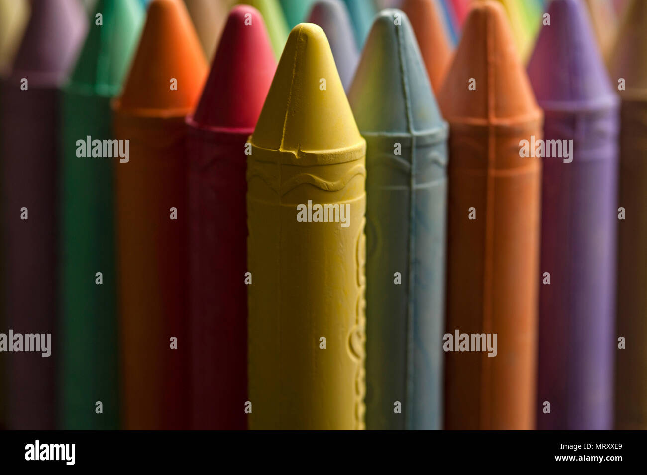 Mehrfarbige farbige Kreide in Reihen interessante Farbmuster. Stockfoto