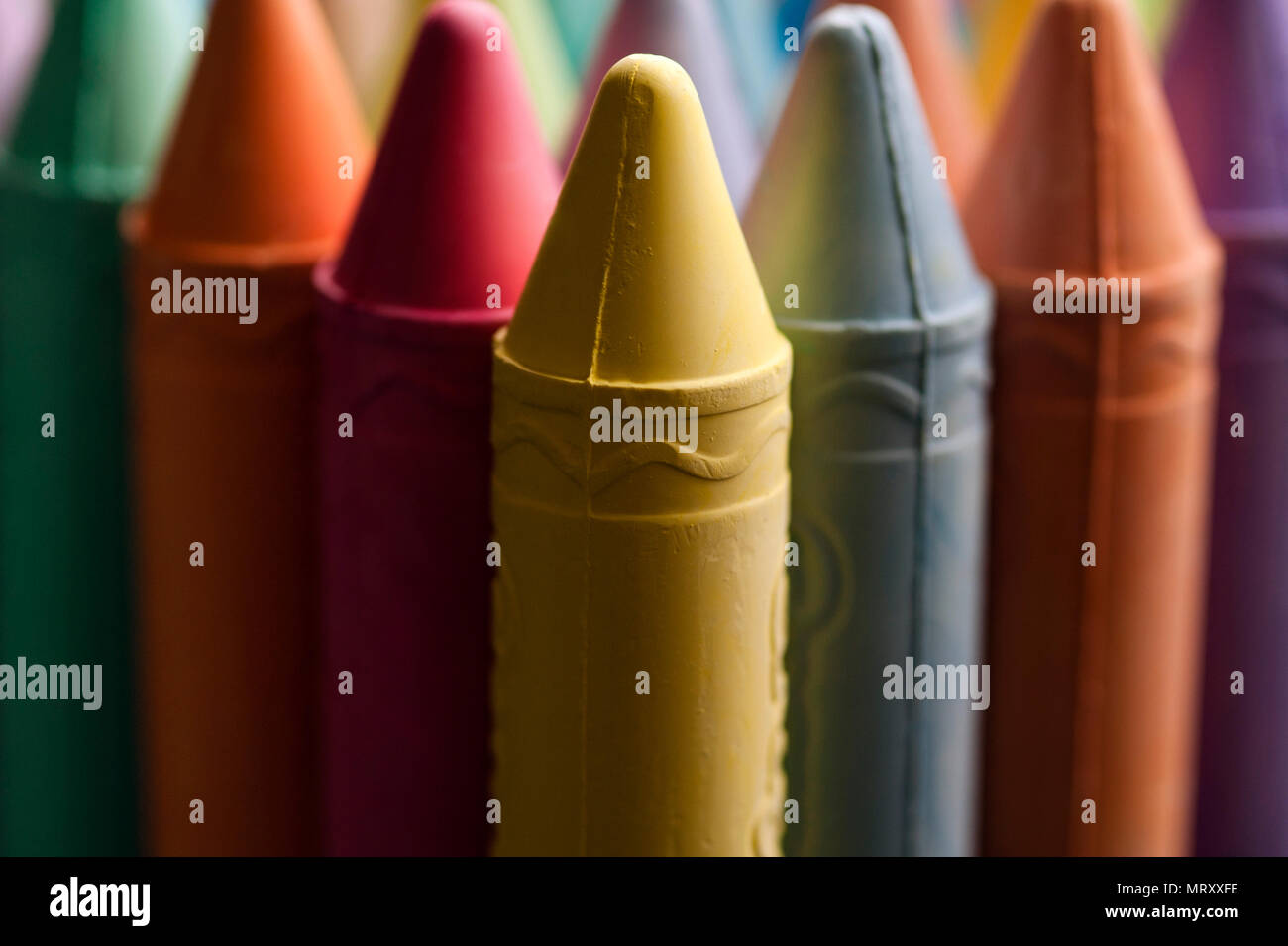 Mehrfarbige farbige Kreide in Reihen interessante Farbmuster. Stockfoto