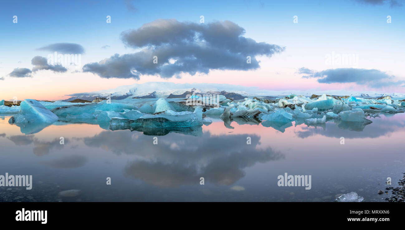 Jokulsarlon, Ost Island, Island, Nordeuropa. Der kultige kleine Eisberge in der gletscherlagune bei einem Sonnenaufgang gefüttert Stockfoto