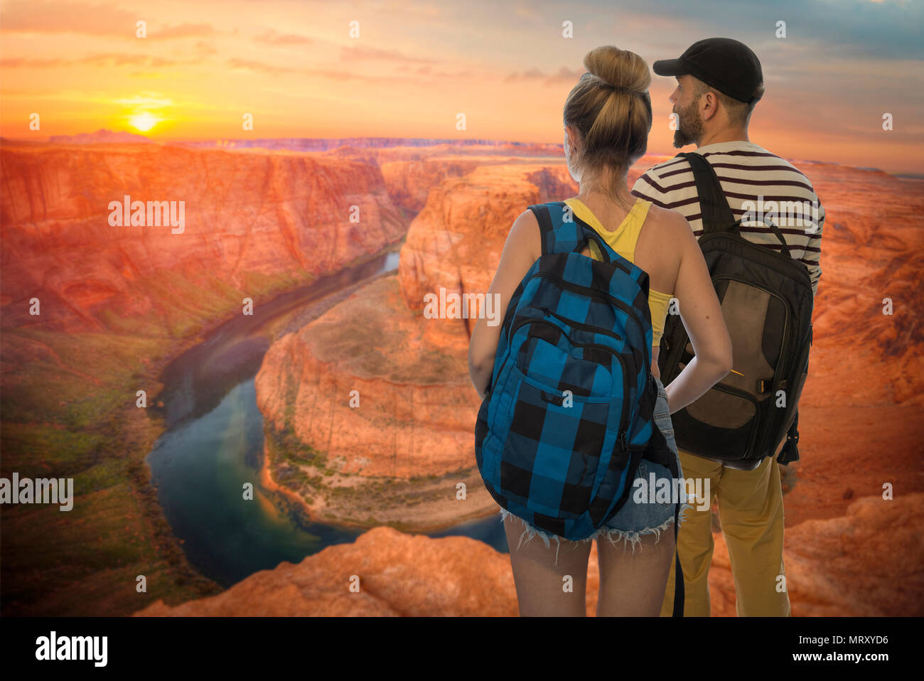 Ein Ehepaar reist quer durch die USA. Berühmte Horseshoe Bend des Colorado River im Northern Arizona Stockfoto