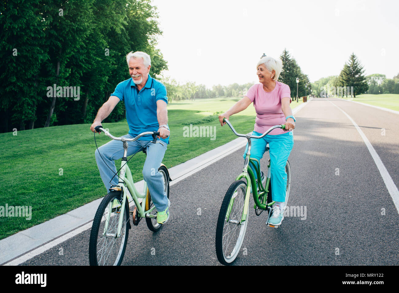 Ältere Kaukasischen paar Reiten Fahrrad Stockfoto