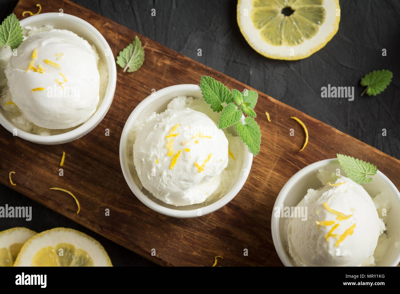 Lemon Ice Cream in Schalen. Hausgemachte citrus Lemon Ice Cream (Gelato) mit Minze. Stockfoto