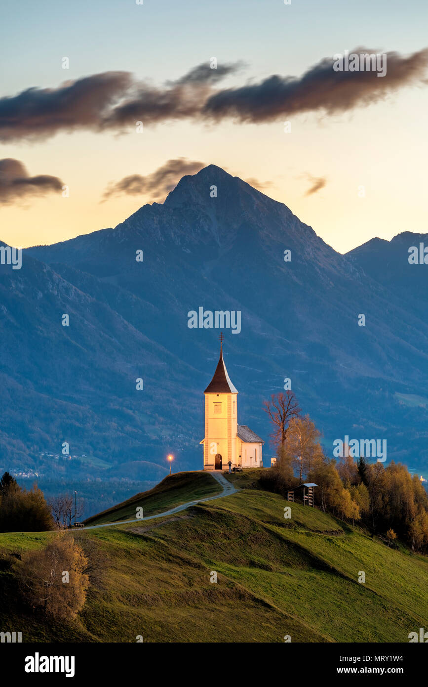 St. Primus und Felician Kirche in der Abenddämmerung. Jamnik, Kranj, Obere Krain, Slowenien Stockfoto