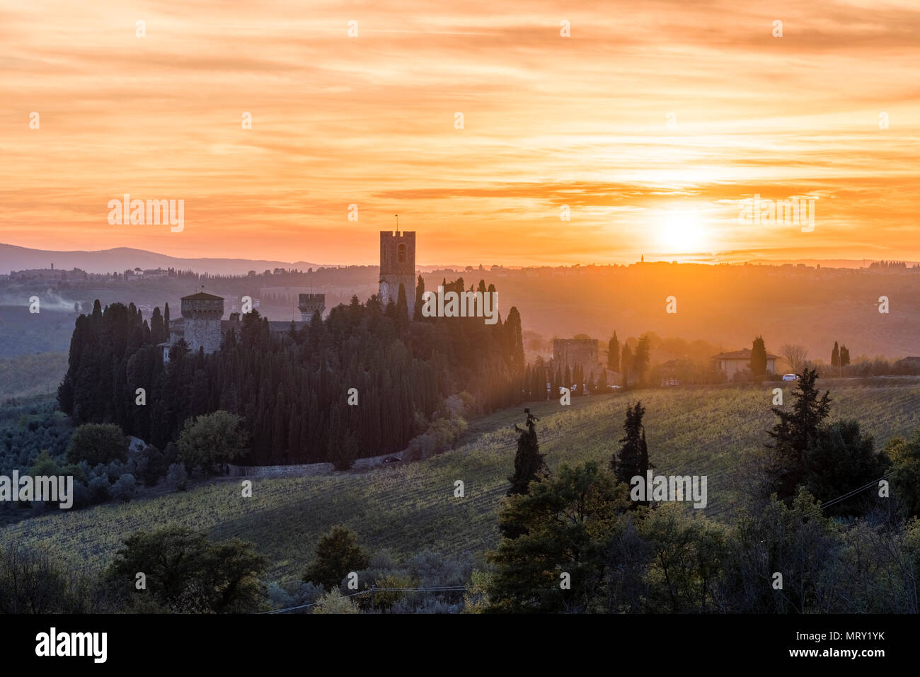 Badia a Passignano bei Sonnenuntergang. Tavernelle Val di Pesa, Florenz Provinz, Toskana, Italien Stockfoto