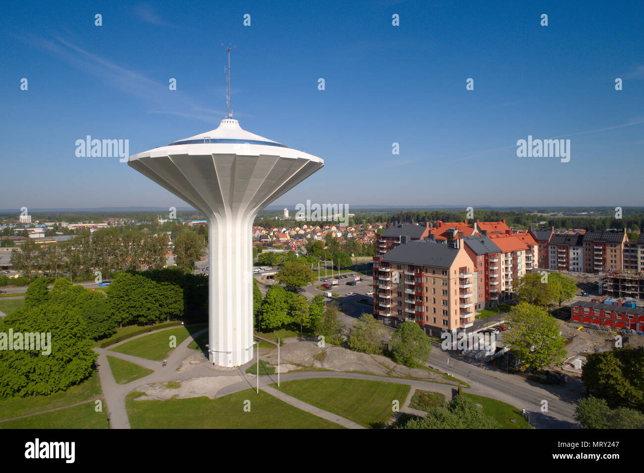 Orebro, Schweden - 16. Mai 2018: Luftaufnahme der pilzförmige Wasserturm Svampen. Stockfoto