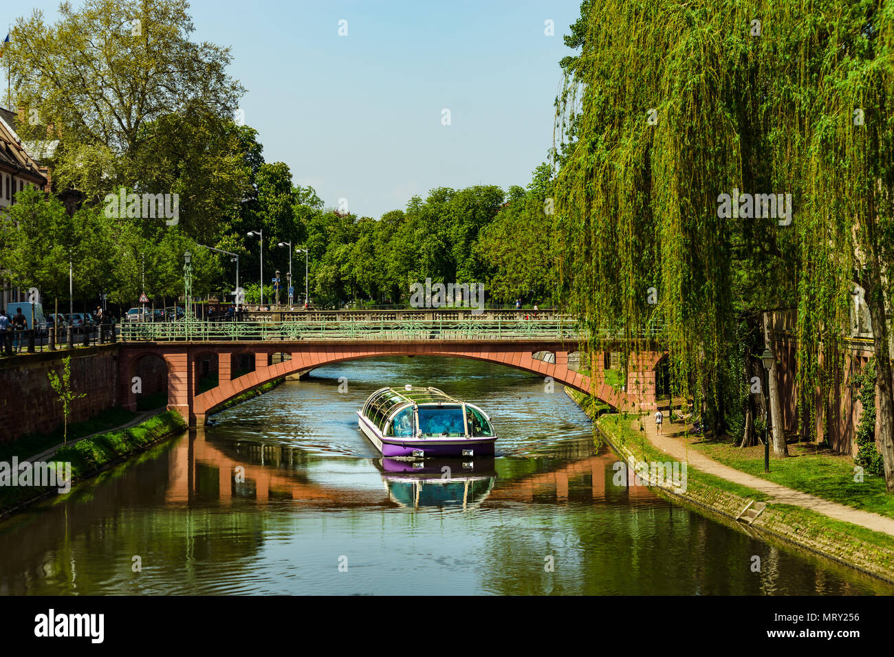 Reisen Boot in Straßburg. Reflexionen in der Ill, Frankreich Stockfoto