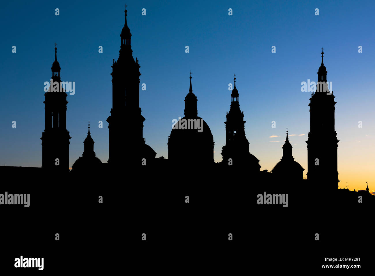 Silhouette der Kathedrale Unserer Lieben Frau von der Säule. Zaragoza, Aragon, Spanien, Europa Stockfoto