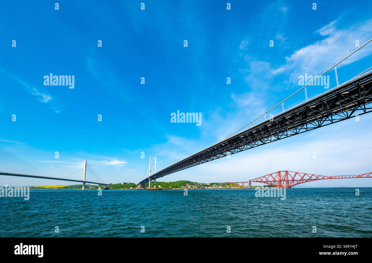 Blick auf die drei Brücken über die Firth-of-Forth in South Queensferry, Schottland, UK Stockfoto