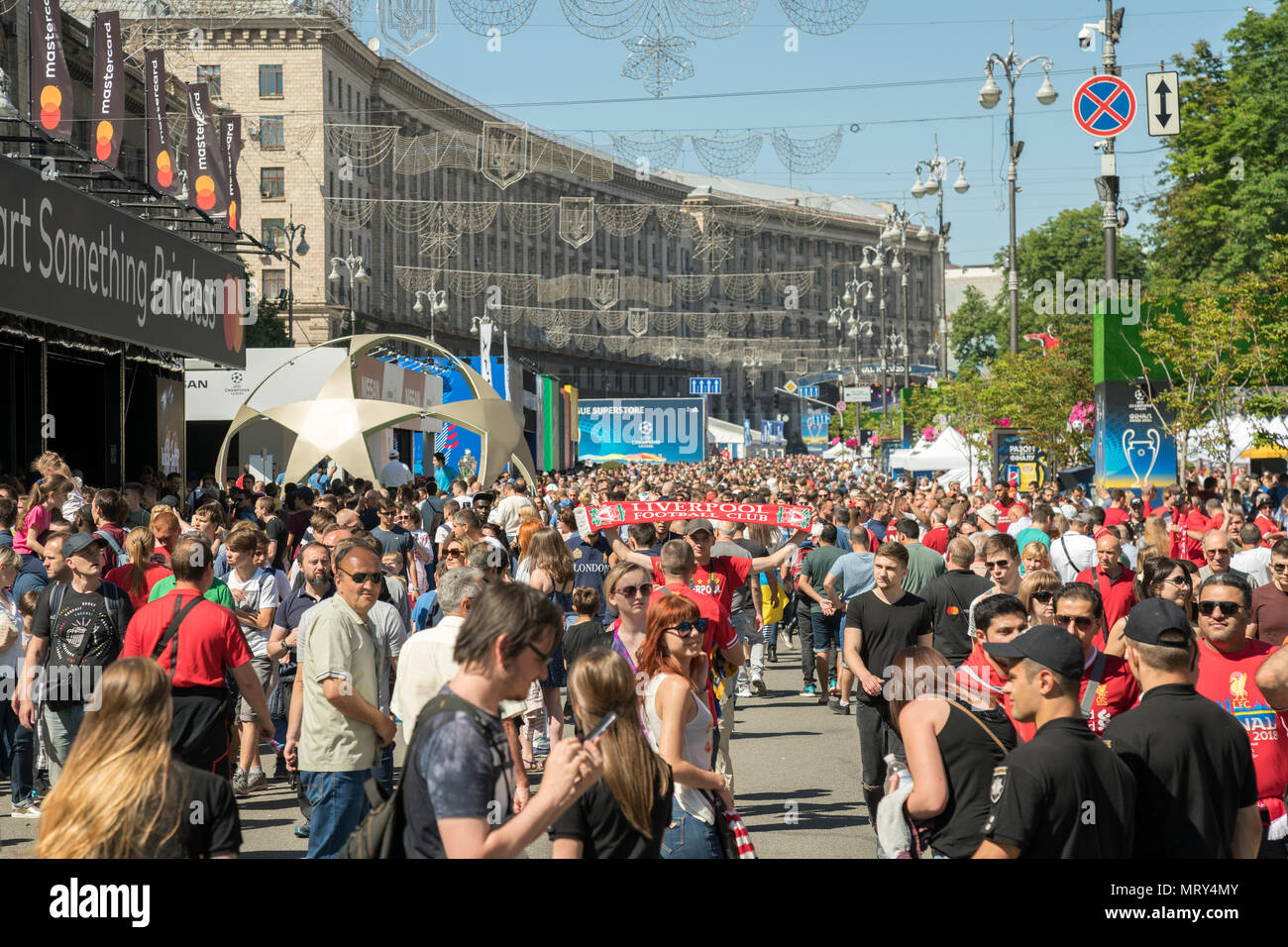 Kiew, Ukraine - Mai 26, 2018 Fans des FC Liverpool kam das Team in der Champions League Finale in Kiew zu unterstützen Spaß und Bier trinken in der zu haben Stockfoto