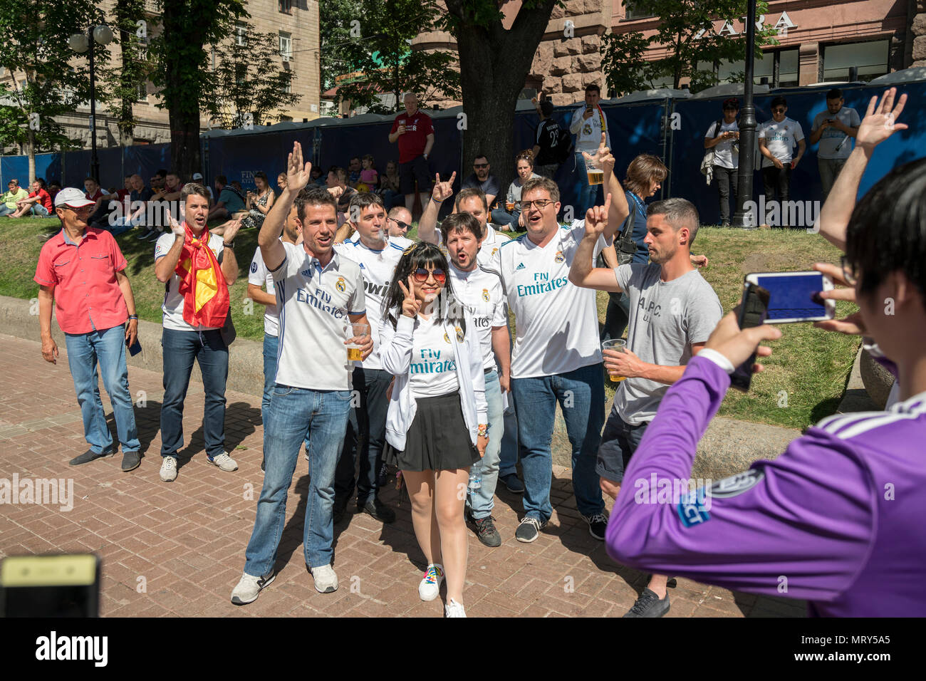 Kiew, Ukraine - Mai 26, 2018 spanischen Fans, Foto mit Leuten in der Fan Zone in Kiew auf europäischer Cup Champions League Final 2018 Liverpool vs Rea Stockfoto