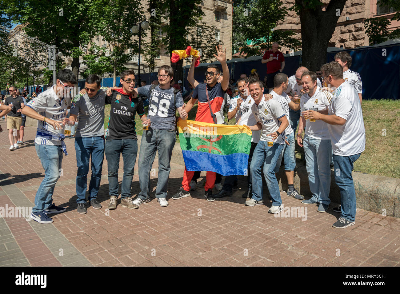 Kiew, Ukraine - Mai 26, 2018 spanischen Fans, Foto mit Leuten in der Fan Zone in Kiew auf Khreshchatyk Straße für Champions League Finale 2018 warten Stockfoto