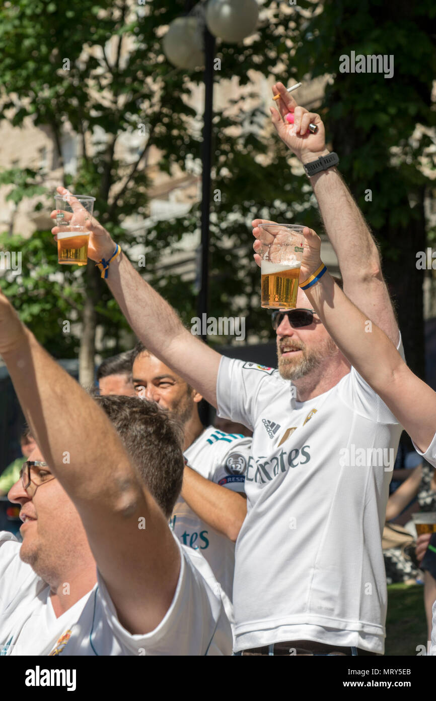 Kiew, Ukraine - Mai 26, 2018 spanischen Fans, Foto mit Leuten in der Fan Zone in Kiew auf Khreshchatyk Straße für Champions League Finale 2018 warten Stockfoto