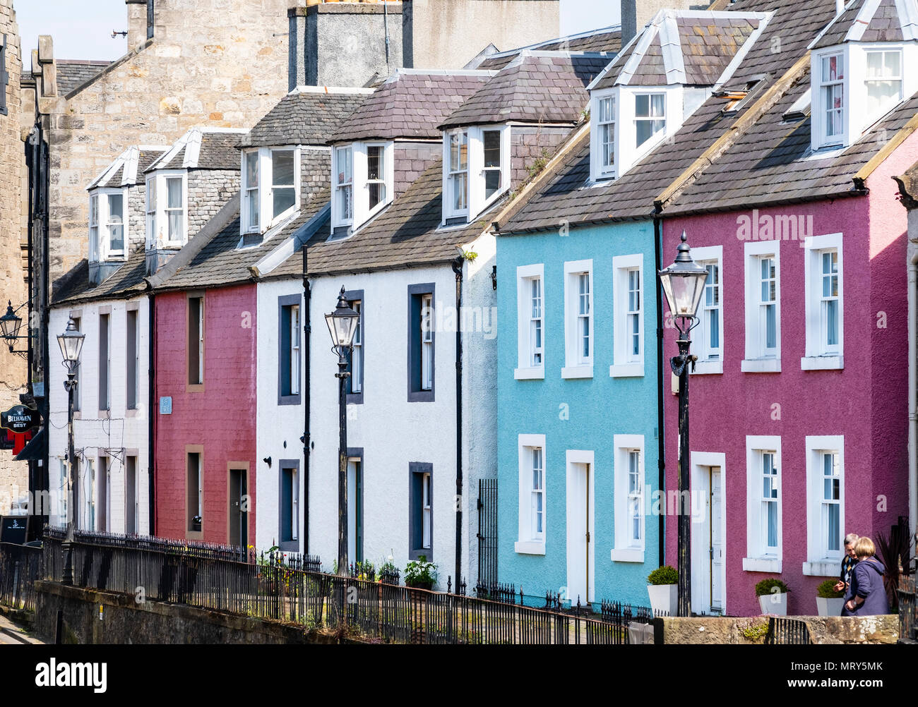 Blick auf die Reihe von bunten Reihenhäuser in South Queensferry in West Lothian, Schottland, Vereinigtes Königreich Stockfoto