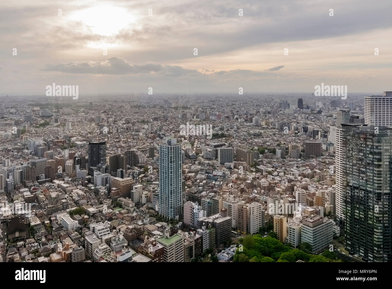 Schöne Luftaufnahme des westlichen Tokio bei Sonnenuntergang, Japan Stockfoto Schöne Luftaufnahme des westlichen Tokio bei Sonnenuntergang, Japan Stockfoto