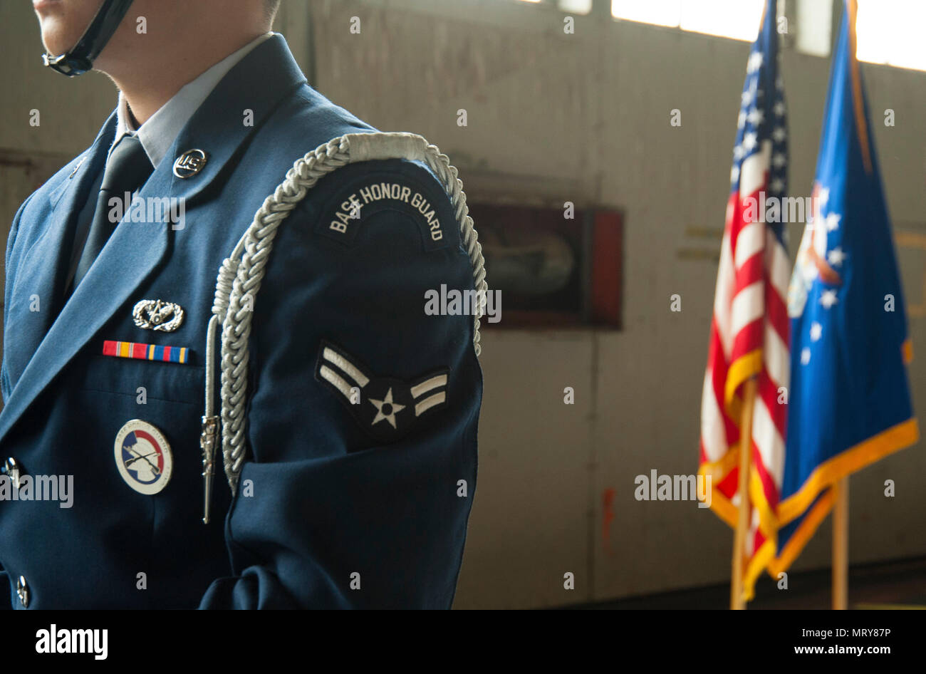 Eine gemeinsame Basis Andrews Base Ehrengarde Mitglied steht in der Ausbildung vor der 811th Operationen Gruppe ändern des Befehls Zeremonie am Joint Base Andrews, Md., 7. Juli 2017. Oberst Scott A. Grundahl entlastet Col. Fred C. Koegler III als Kommandeur der 811th OG. Die Gruppe besteht aus den 811Th Operations Support Squadron und der 1 Helicopter Squadron beide die National Capital Region mit kontinuierliche Drehbewegung-wing Kontingenz zu antworten. (U.S. Air Force Foto von Christopher Hurd) Stockfoto