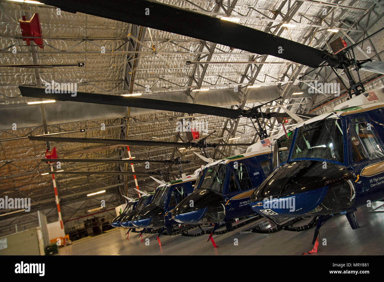 5 UH-1N Iroquois Hubschrauber sitzen im Hangar eine während der 811Th Operationen Gruppe ändern des Befehls Zeremonie am Joint Base Andrews, Md., 7. Juli 2017. Oberst Scott A. Grundahl entlastet Col. Fred. C. Koegler III als 811Th OG Commander. Die Gruppe besteht aus den 811Th Operations Support Squadron und der 1 Helicopter Squadron beide die National Capital Region mit kontinuierliche Drehbewegung-wing Kontingenz zu antworten. (U.S. Air Force Foto von Christopher Hurd) Stockfoto