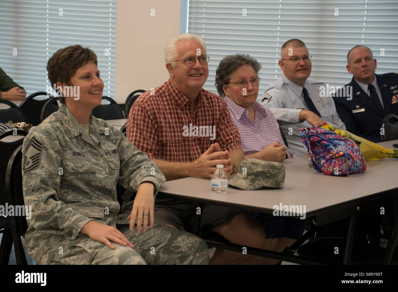 Die 179Th Airlift Wing, Mansfield, Ohio, hielt eine Abschiedsparty für Chief Master Sgt. Heidi Bunker am 18. Juni 2017, in den Speisesaal. Sie war die Gruppe Betriebsleiter für die 179Th Mission Support Group. Sie wurde als der neue Befehl Chef des 178Th Airlift Wing, Springfield, Ohio ausgewählt, der erste weibliche Befehl chief es immer. (Air National Guard Foto von Airman 1st Class Megan Shepherd/Freigegeben) Stockfoto