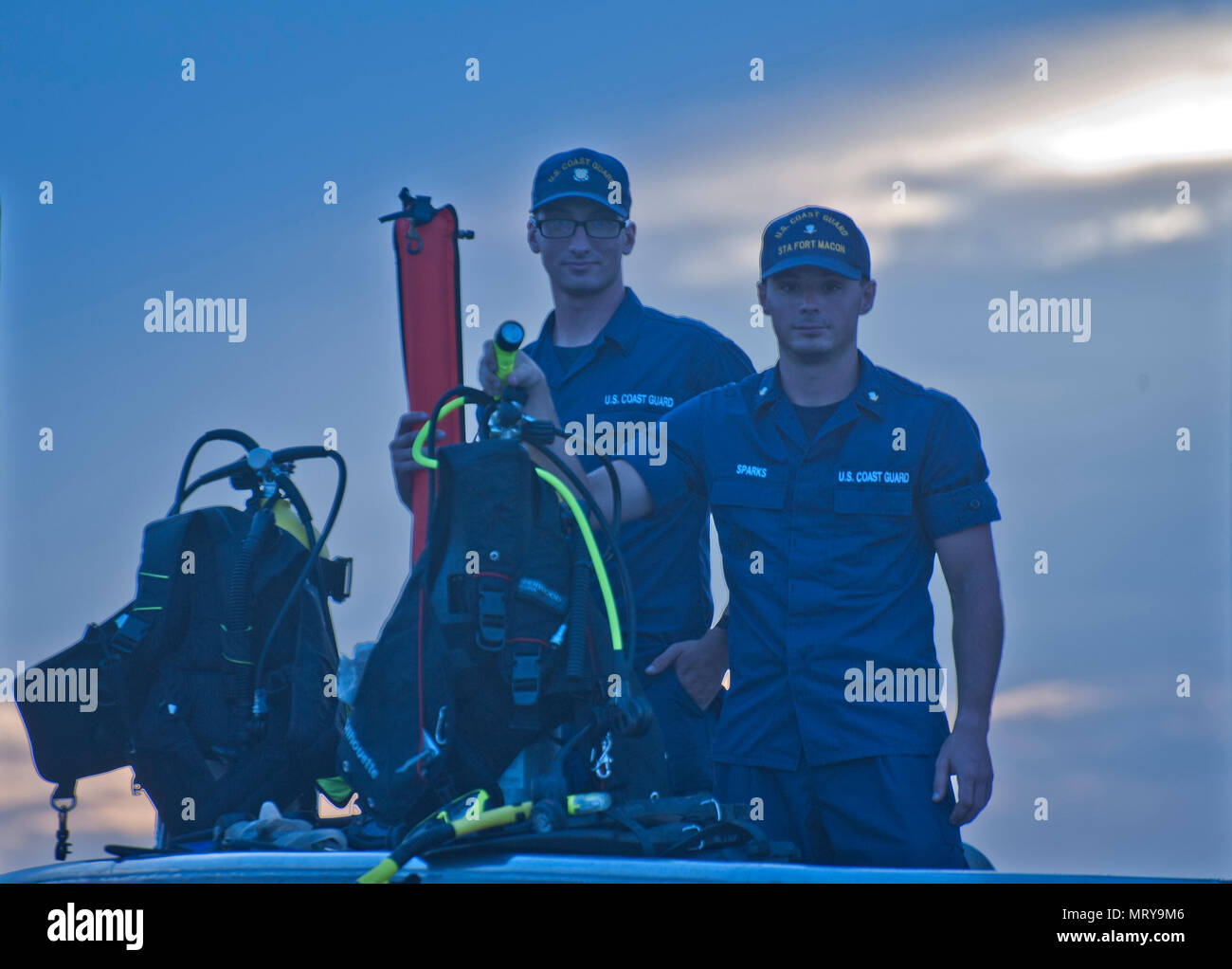 Coast Guard Petty Officer 3. Klasse Michael Funken (rechts) und Feuerwehrmann Samuel Ragsdale, Crew Mitglieder an der Station Fort Macon, Nord-Carolina, stand auf dem Deck eines 47-Fuß-Motor Rettungsboot an der Station Juli 9, 2017. Sie wurden gerettet, die von den Kolleginnen und Küstenwache vom Bahnhof nach dem 6. Juli scuba diving schief gegangen. (U.S. Coast Guard Foto von Petty Officer 2. Klasse Nate Littlejohn) Stockfoto