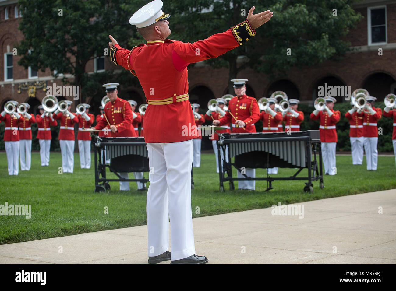 Major Christopher Hall, kommandierender Offizier, "Der kommandant selbst "US Marine Drum & Bugle Corps, führt die D&B während einer Zeremonie für den Ruhestand Generalleutnant Jon M. Davis, stellvertretender Kommandant, Luftfahrt, bei Marine Barracks Washington D.C., 10. Juli 2017. Davis zieht sich nach 37 Jahren Service und wird von Generalleutnant Steve Ruder ersetzt werden. (Offizielle Marine Corps Foto von Cpl. Robert Knapp/Freigegeben) Stockfoto