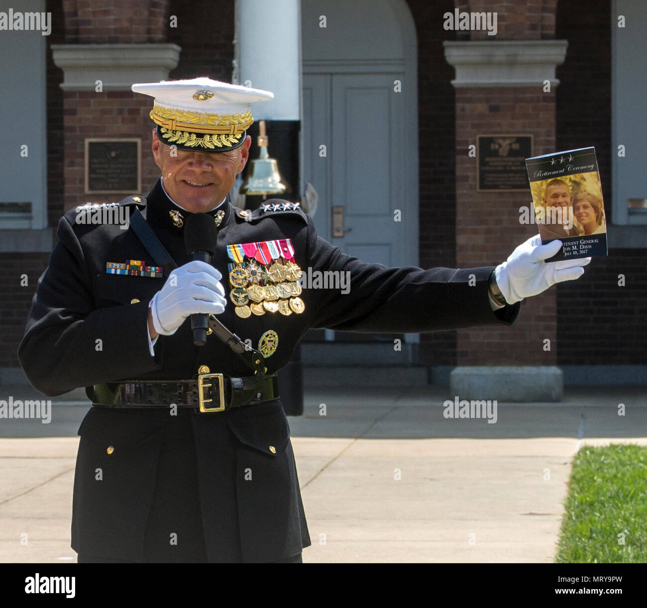 Der Kommandant des Marine Corps, Gen. Robert B. Neller, liefert seinen Bemerkungen während einer Zeremonie für den Ruhestand Generalleutnant Jon M. Davis, stellvertretender Kommandant, Luftfahrt, bei Marine Barracks Washington D.C., 10. Juli 2017. Davis zieht sich nach 37 Jahren Service und wird von Generalleutnant Steve Ruder ersetzt werden. (Offizielle Marine Corps Foto von Cpl. Robert Knapp/Freigegeben) Stockfoto