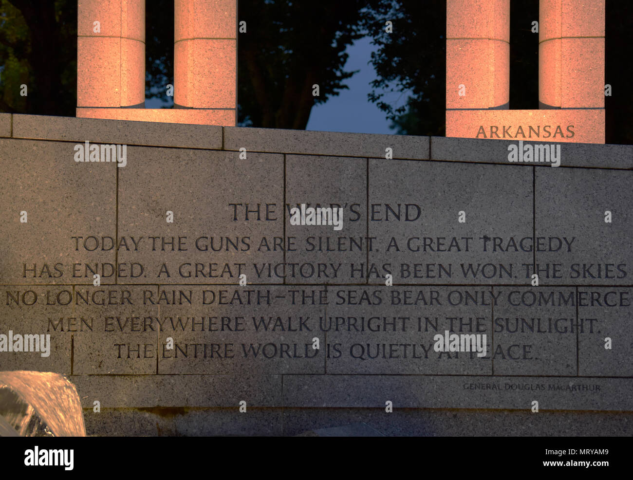 Die Arkansas Säule ist schwach beleuchteten hinter einem eingeschriebenen Zitat von General Douglas MacArthur an der National World War II Memorial in Washington D.C. am 10. Juli. MacArthur selbst ist ein Eingeborener des Staates Arkansas. (U.S. Army National Guard Foto von SPC. Stephen Wright) Stockfoto