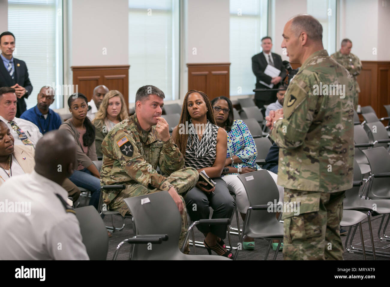 Us-Armee Gen. Gus Perna, Kommandeur der Armee Materiel Command, beantworten Fragen während der Warrant Officer Bildungsgipfel, der Teil des AMC 99th US Army Chief Warrant Officer Geburtstag Juli 14, 2017, an der Redstone Arsenal, Alabama. Die Veranstaltung wurde moderiert von Chief Warrant Officer 5 Darren Cook, AMC-Befehl Chief Warrant Officer. (U.S. Armee Foto von Sgt. 1. Klasse Teddy Furt) Stockfoto