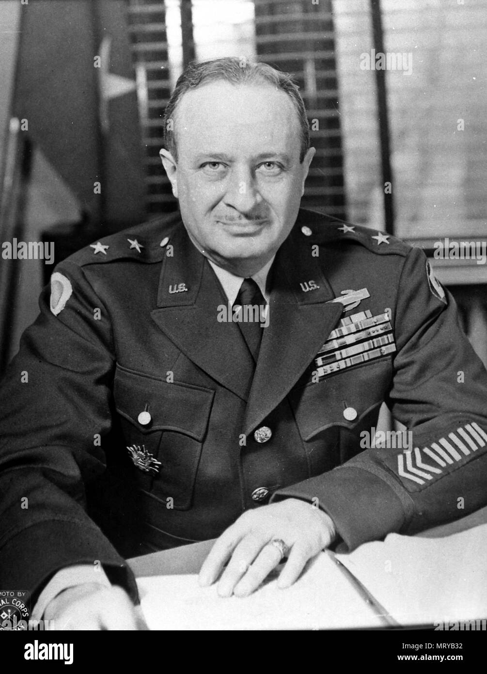 Generalmajor Robert S. Beightler, Kommandierender General des 37th Infantry Division während des Zweiten Weltkrieges. Die 37th Infantry Division verbrachte 592 Tage im Kampf in den Pazifik und sieben seiner Soldaten die Ehrenmedaille erworben. (Ohio Army National Guard historische Sammlungen) Stockfoto