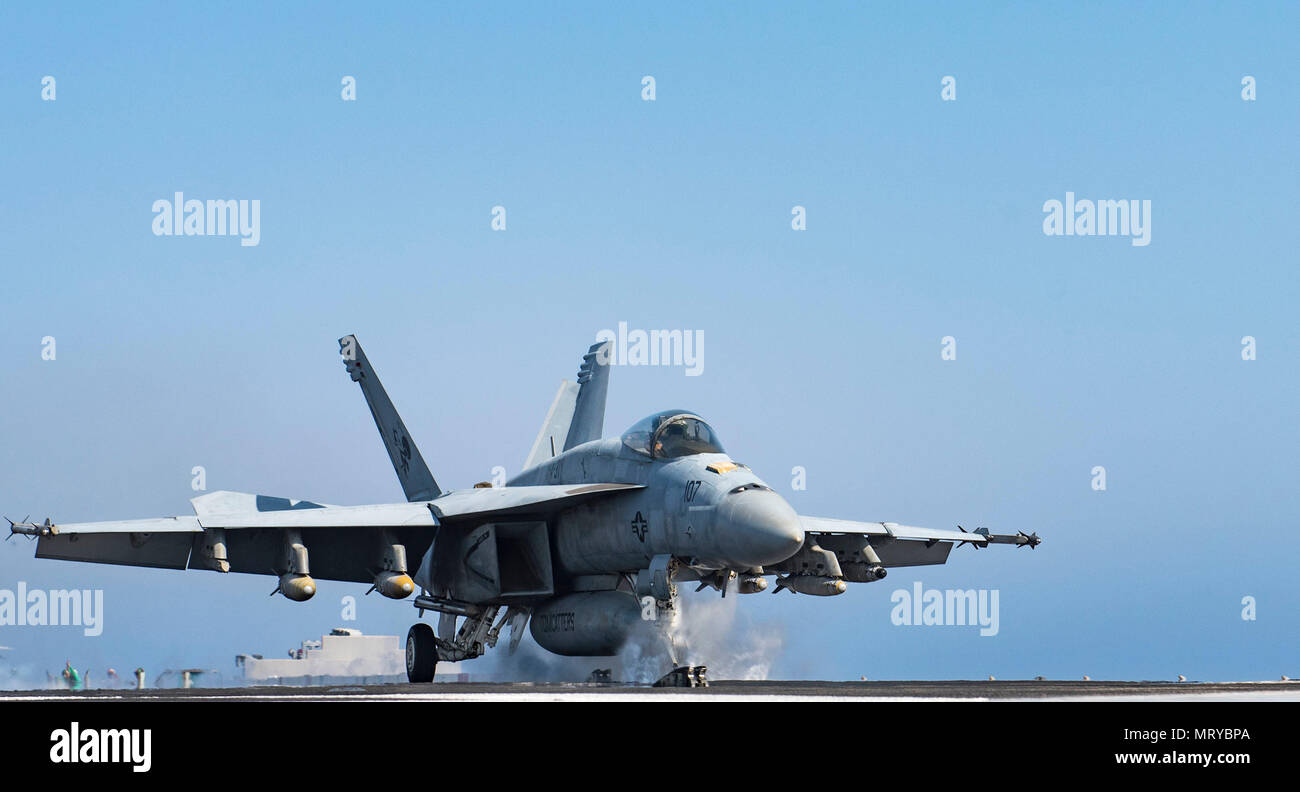 Die F/A-18E Super Hornet ist ein tragerfähiges Mehrzweckflugzeug, das von Boeing für die United States Navy hergestellt wurde. Dieses Archivbild dokumentiert ein Flugzeug, das der VFA-31 „Tomcatters“ zugewiesen wurde und am 12. Juli 2017 von der USS George H.W. Bush (CVN-77) im Mittelmeer startete. Stockfoto