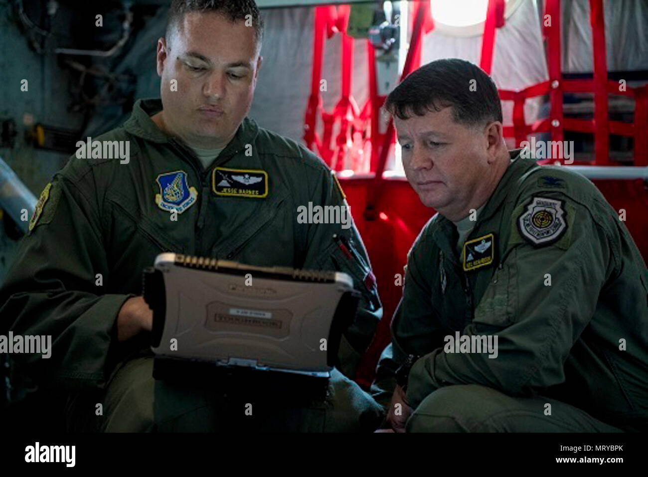 Maj. Jesse N. Barnes, 36th Airlift Squadron C-130 instructor Navigator und Oberst Neil R. Richardson, 374 Airlift Wing stellvertretender Kommandeur, eine Finial Prüfen von Flugplänen April 12, 2017, Yokota Air Base, Japan. Richardson's letzten Flug, als "Fini" Flug bekannt, folgt eine Luftwaffe Tradition, die nach dem Zweiten Weltkrieg, in denen nach Abschluss der letzte Flug einer flugzeugbesatzung Mitglied sie mit Wasser übergossen werden und gratulierte, die ihre Kameraden in die Arme und Familie zurückgeht. Stockfoto