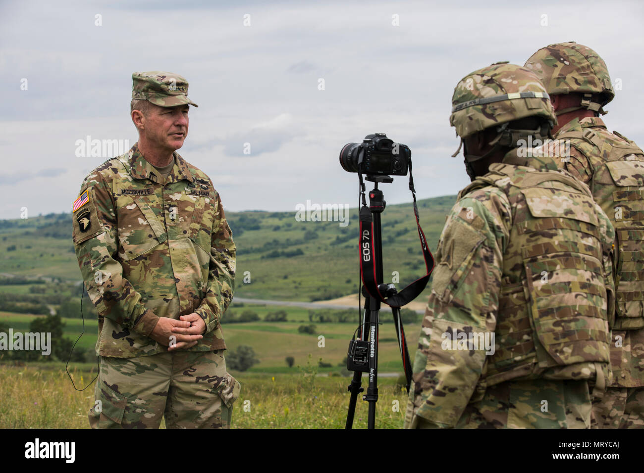 Us-Armee General James McConville, Stellvertretender Stabschef der Armee, nimmt in einem Interview mit US-Soldaten der 7. mobilen öffentlichen Angelegenheiten Loslösung während Unterschieden Tag Besucher für Getica Sabre, 15. Juli 2017 in Cincu, Rumänien durchgeführt. Getica Sabre 17 ist eine von den USA geführte Fire Support Koordination und kombinierte Waffen live fire Übung umfasst sechs Verbündete und Partner Nationen mit mehr als 4.000 Soldaten. Getica Sabre 17 läuft gleichzeitig mit Säbel Guardian 17, ein US-European Command, U.S. Army Europe-led, multinationale Übung, erstreckt sich über Bulgarien, Hunga Stockfoto