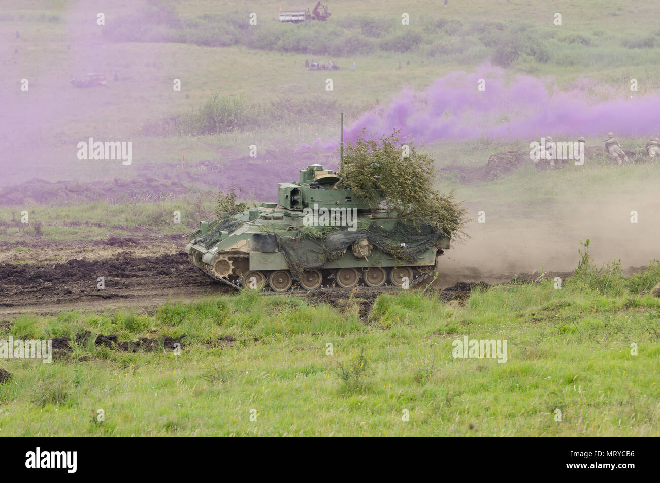 Soldaten aus 1 Battalion, 66th Panzer Regiment, 3. gepanzerte Brigade Combat Team, 4 Infanterie Division bereiten ihre Position während der kombinierten Waffen live fire Übung für Getica Sabre, 15. Juli 2017 in Cincu, Rumänien zu besetzen. Getica Sabre 17 ist eine von den USA geführte Fire Support Koordination und kombinierte Waffen live fire Übung umfasst sechs Verbündete und Partner Nationen mit mehr als 4.000 Soldaten. Getica Sabre 17 läuft gleichzeitig mit Säbel Guardian 17, ein US-European Command, U.S. Army Europe-geführten multinationalen Übung, erstreckt sich über Bulgarien, Rumänien und Ungarn mit Stockfoto