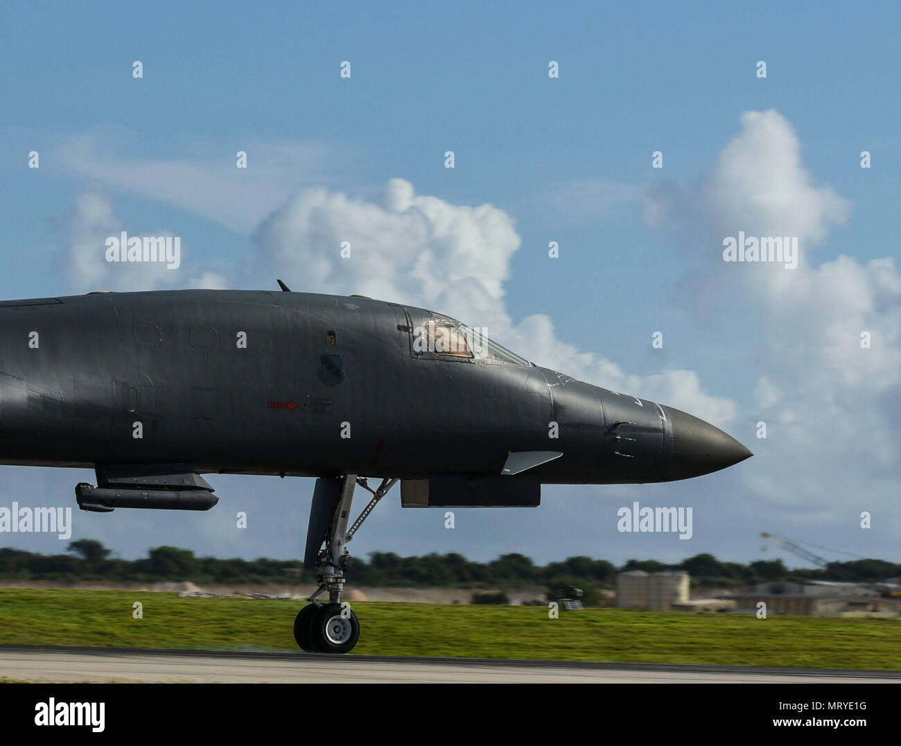 B-1B Lancer ist ein schwerer Überschallbomber, der bei der United States Air Force im Einsatz ist und von Rockwell International hergestellt wird. Er verwendet vier General Electric F101-GE-102 Turbofan-Motoren und verfügt über variabel schwenkbare Flügel für den Betrieb mit erweiterter Reichweite. Das Archivbild zeigt die Flugzeuge, die der 9th Expeditionary Bomb Squadron zugewiesen wurden und die Andersen Air Force Base, Guam, am 14. Juli 2017 als Teil der kontinuierlichen Bomberpräsenz-Operationen verließen. Stockfoto