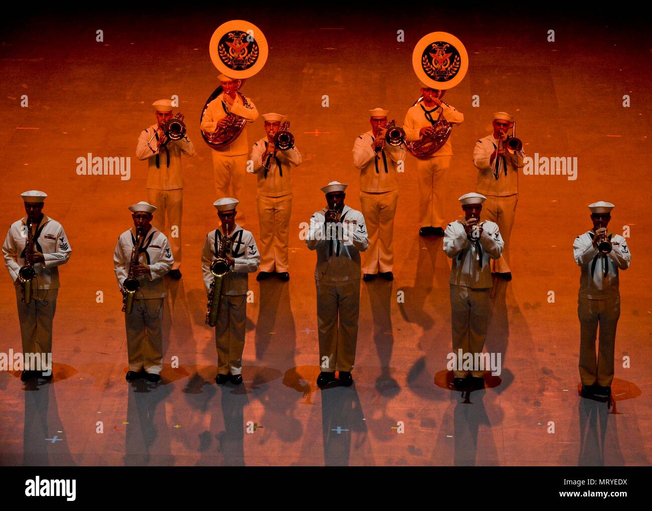 170713-N-ED 185-141 HONGKONG (13 Juli 2017) - - Die USA 7 Flotte Band führt an der International Military Tattoo 2017. Während der International Military Tattoo, den USA 7 Flotte Band mit militärischen Bands aus China, der Mongolei, den Niederlanden, Schottland und Russland. (U.S. Marine Foto von Mass Communication Specialist 1. Klasse Brian G. Reynolds) Stockfoto