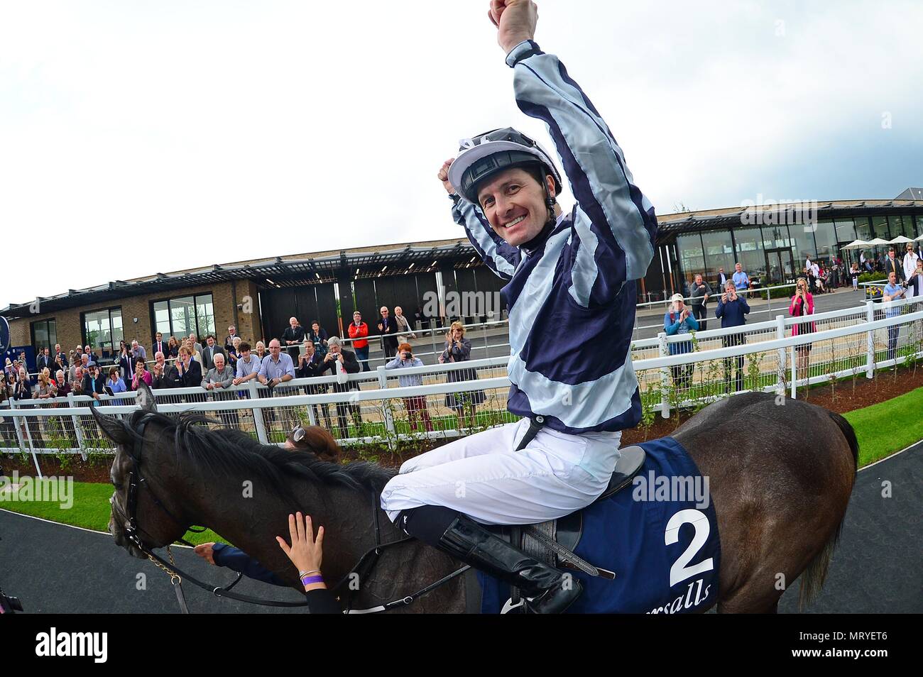 Alpha Centauri und Jockey Colm O'Donoghue Nach dem Gewinn der Tattersalls 1000 Guineen bei Tag zwei Der 2018 Tattersalls irischen Guineen Festival in Curragh Racecourse, County Kildare. Stockfoto