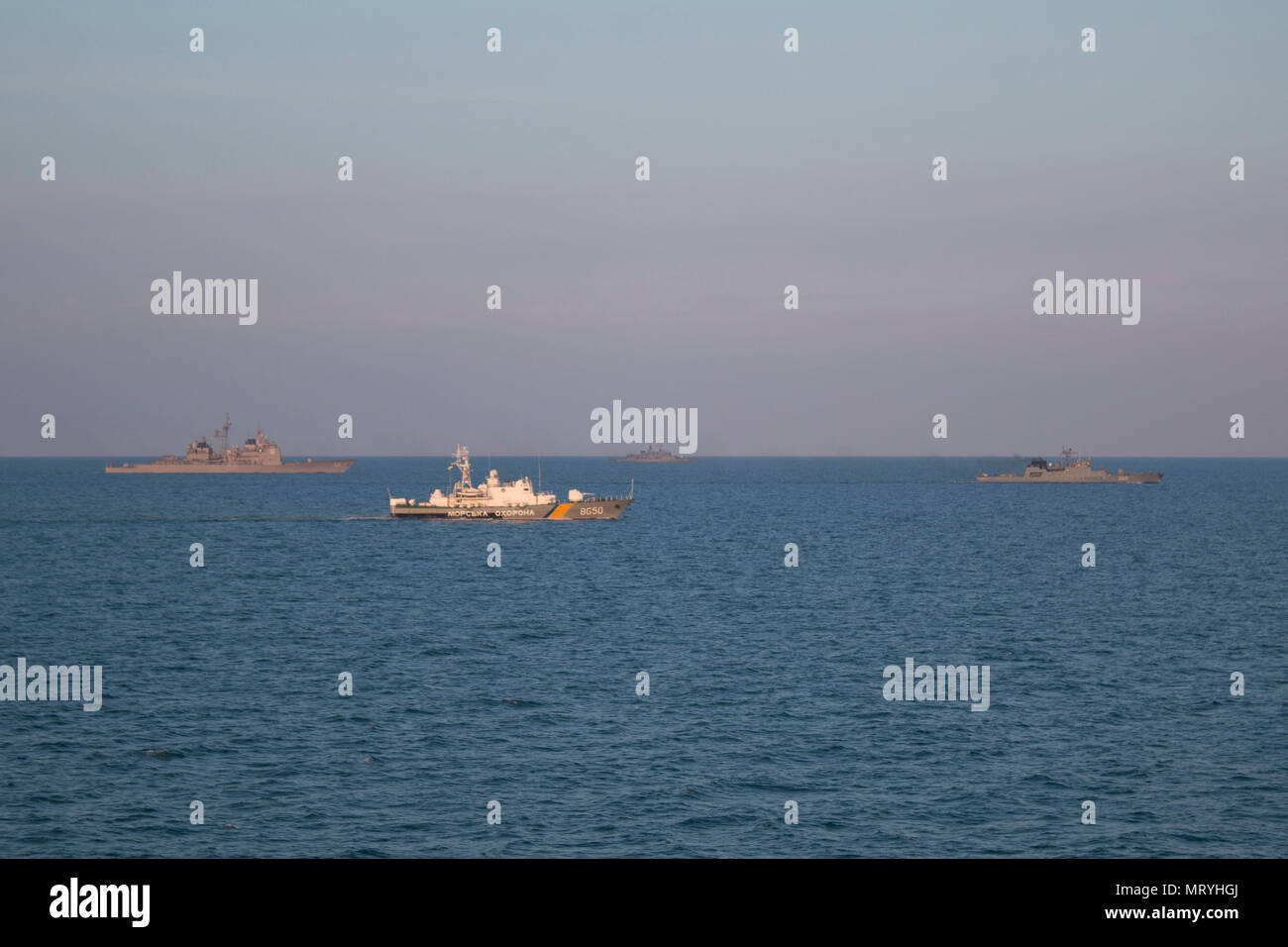 170714-N-ZE 250-053 Schwarze Meer (14 Juli 2017) - Auf der linken Seite die ticonderoga Klasse-Lenkwaffen-kreuzer USS Stadt Hue (CG66), der ukrainischen Grenze Guard anti-u-Corvette Hryhoriy Kuropyatnykov (BG 50), die türkische Marine Fregatte TCG Turgutreis (F241) und die rumänische Marine Schiff ROS Macellariu (F265) während der Übung Sea Breeze 2017 im Schwarzen Meer, Juli 14. Sea Breeze ist eine in den USA und der Ukraine gemeinsam multi-national maritime Übung im Schwarzen Meer statt und wurde entwickelt, um die Interoperabilität der beteiligten Nationen zu verbessern und die Sicherheit im Seeverkehr in der Region zu stärken. (U.S. Nav Stockfoto