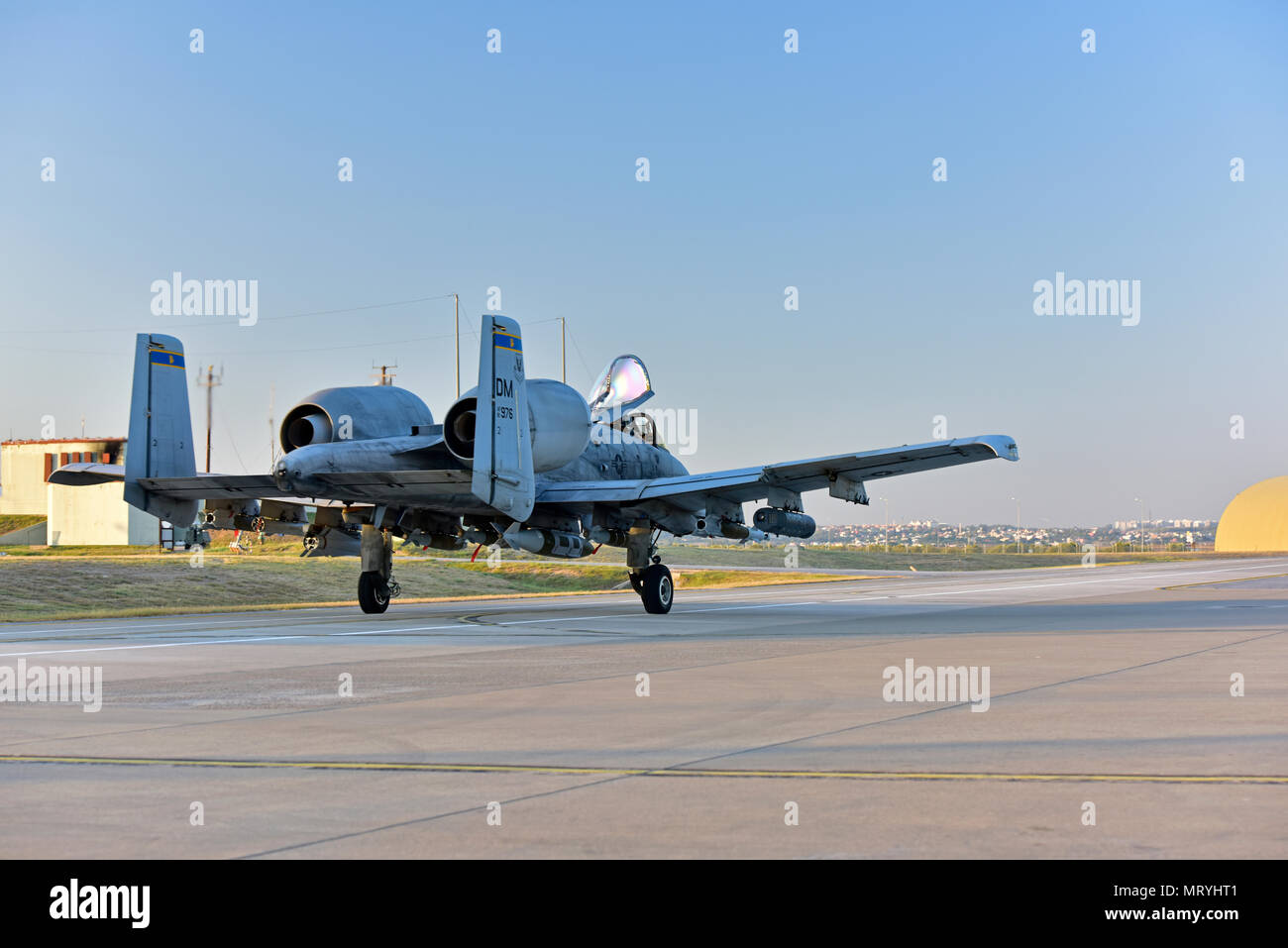 Oberstleutnant Ben Rudolphi, 407 Expeditionary Operation Support Squadron Commander, taxsi auf der Flightline in einem A-10 Thunderbolt II Juli 11, 2017, in Incirlik in der Türkei. Rudolphi hat eine doppelte Funktion in Betrieb zugehörig zu lösen, da der Kommandant der 407. EOSS in Südwestasien und direkt im Kampf gegen ISIS DURCHFÜHRUNG EINER-10 flying Missionen mit dem 447Th Air Expeditionary Gruppe. Die A-10 unterstützt Bodentruppen mit Rapid Beschäftigung schließen Luft und wenden Sie sich an den Support. Es nutzt eine Vielzahl von Bomben, Raketen und eine 30mm GAU-8 7-barrel Gatling Gun (U.S. Air Force Foto von Stockfoto