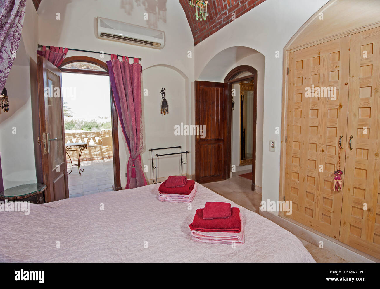 Interior Design Einrichtung Einrichtung von Luxus zeigen Villa Schlafzimmer mit Möbeln und Meerblick, Terrasse Stockfoto