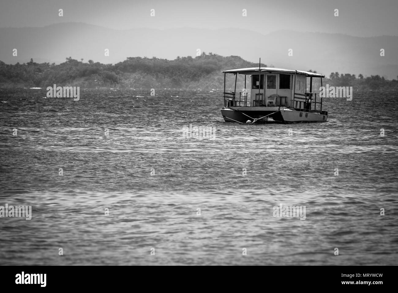 Lonely Katamaran auf dem Meer an der Küste verankert Stockfoto