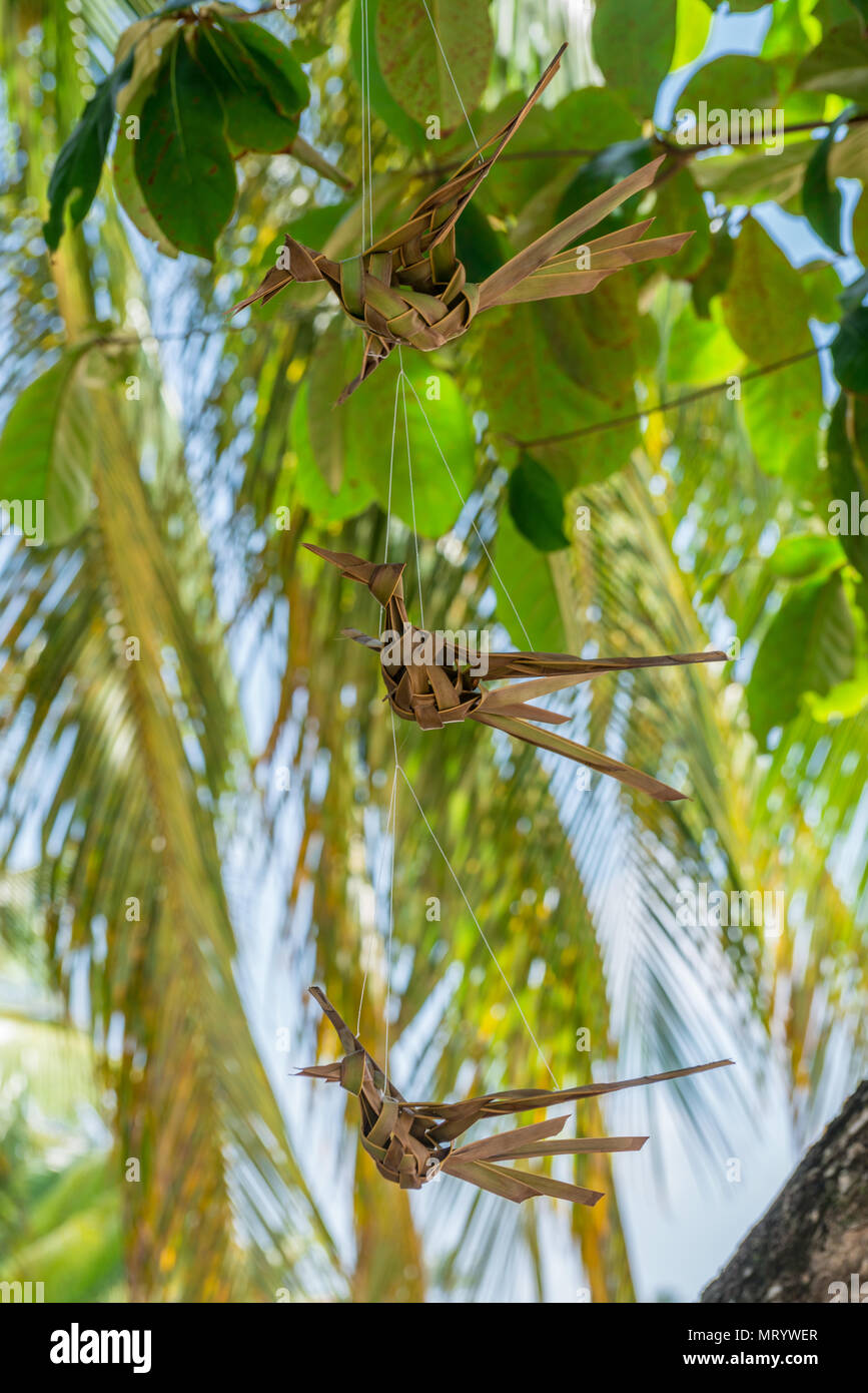 Dekorative Vögel aus getrockneten Blätter hängen an einem Zweig der Baumstruktur Stockfoto