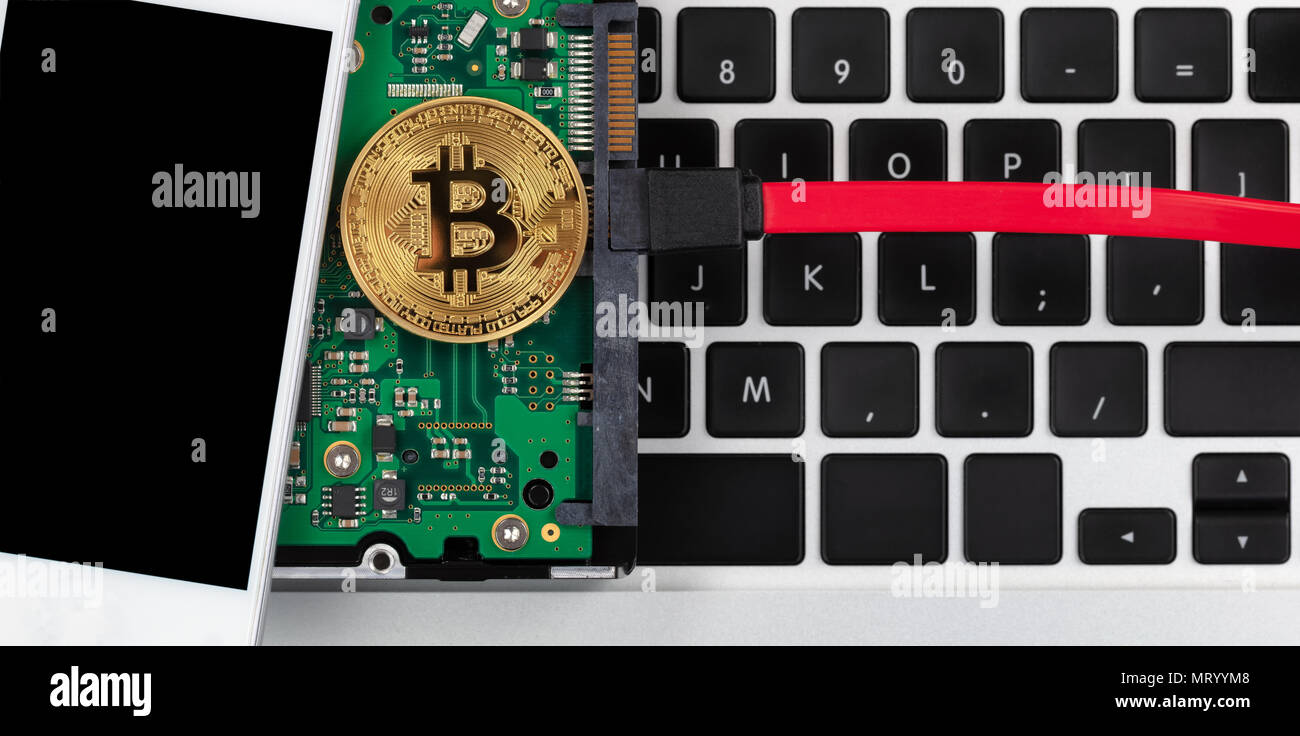 Bitcoin Währung mit modernen drahtlosen Technologien. Crypto Kapitalanlage über Computer und Smartphone Technologie Konzept Stockfoto