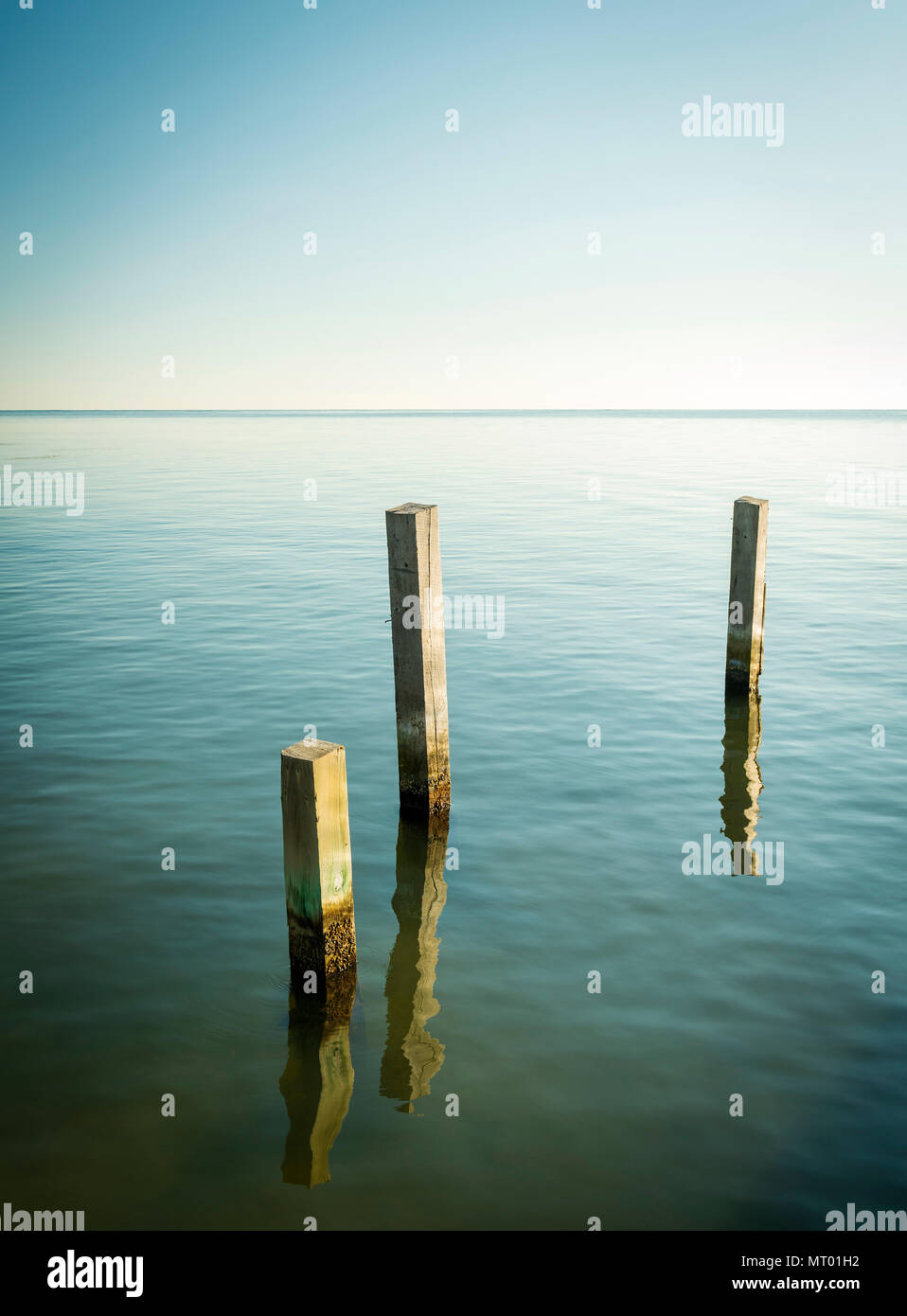 Ozean Landschaft mit Minimalismus Design von hölzernen Masten Stockfoto